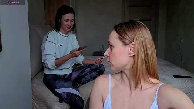 sweeetgirls2021 online show from April 19, 2:55 am