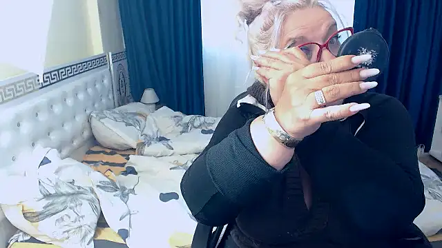 Snapshot of SonyaHotMilf chatting on October 2, 12:32 pm SonyaHotMilf online show from October 2, 12:32 pm