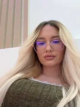 Snapshot of mollyxxx chatting on October 22, 4:06 am mollyxxx online show from October 22, 4:06 am