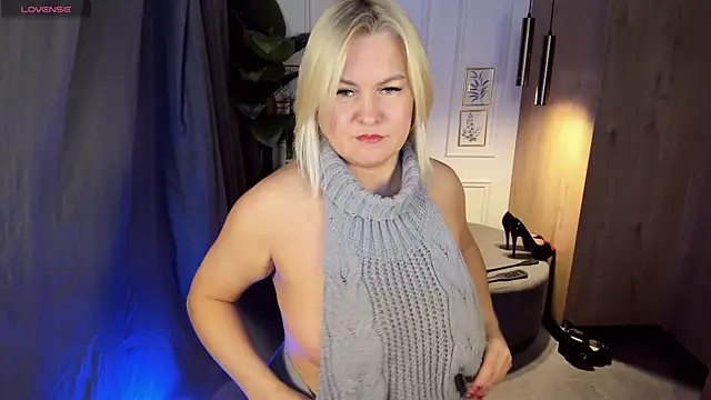 YolandaKiss online show from December 17, 8:13 pm