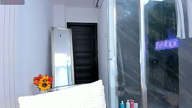 Snapshot of realhotfallingdevil chatting on October 10, 5:01 am realhotfallingdevil online show from October 10, 5:01 am