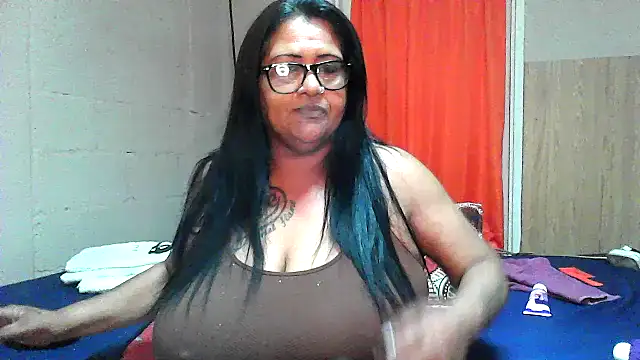 Snapshot of boobynatz chatting on October 16, 12:02 am boobynatz online show from October 16, 12:02 am