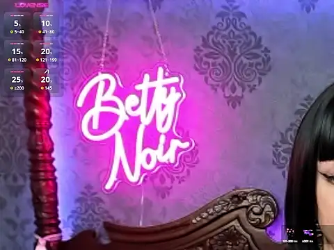 Snapshot of BettyNoir chatting on October 11, 5:37 pm BettyNoir online show from October 11, 5:37 pm