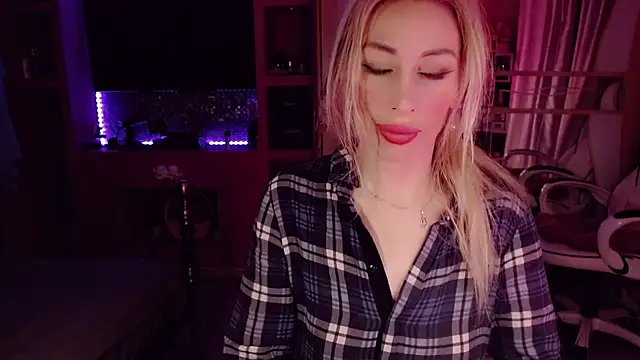 AnnieGOld  online show from September 16, 8:06 pm