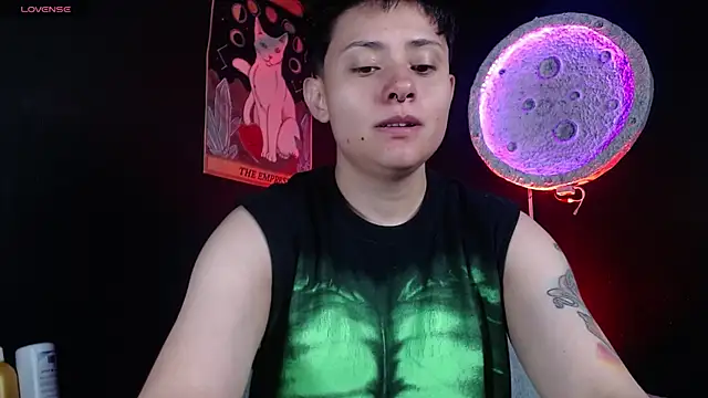 girl intense444 online show from April 21, 1:40 pm