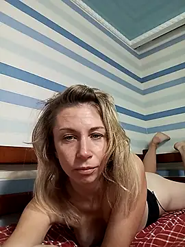 Snapshot of MissisMilk chatting on October 5, 3:39 pm MissisMilk online show from October 5, 3:39 pm