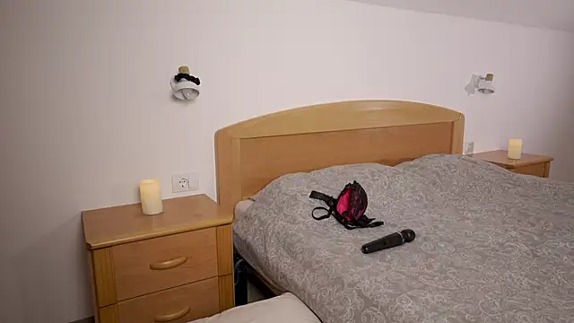 foxeslovefoxes online show from November 23, 5:47 pm