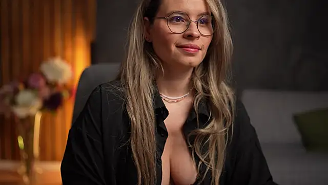 BrandyWhite online show from December 16, 5:46 am