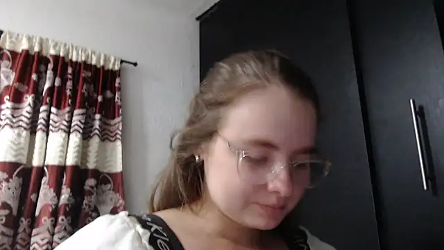 Snapshot of HellenMiyer1111 chatting on September 13, 7:33 pm HellenMiyer1111 online show from September 13, 7:33 pm