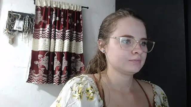 Snapshot of HellenMiyer1111 chatting on October 17, 5:27 pm HellenMiyer1111 online show from October 17, 5:27 pm