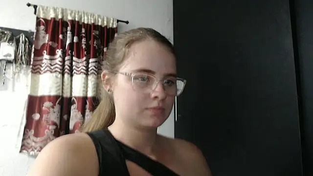 Snapshot of HellenMiyer1111 chatting on September 22, 7:34 pm HellenMiyer1111 online show from September 22, 7:34 pm