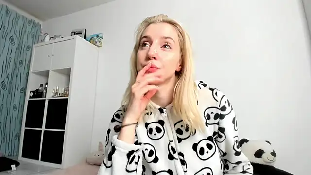 Snapshot of KenzieDawton chatting on October 12, 6:27 am KenzieDawton online show from October 12, 6:27 am