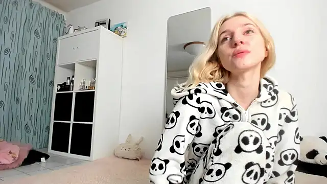 Snapshot of KenzieDawton chatting on October 9, 6:06 am KenzieDawton online show from October 9, 6:06 am