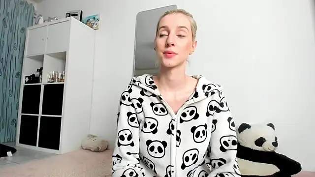 Snapshot of KenzieDawton chatting on October 18, 3:42 am KenzieDawton online show from October 18, 3:42 am