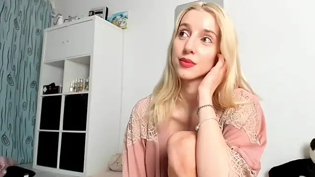Snapshot of KenzieDawton chatting on September 8, 7:46 pm KenzieDawton online show from September 8, 7:46 pm