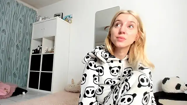 Snapshot of KenzieDawton chatting on October 10, 6:07 am KenzieDawton online show from October 10, 6:07 am