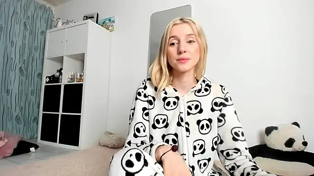 Snapshot of KenzieDawton chatting on October 16, 7:00 am KenzieDawton online show from October 16, 7:00 am