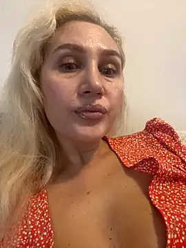 Snapshot of YourBlondee chatting on September 24, 2:21 am YourBlondee online show from September 24, 2:21 am