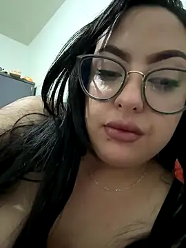 Snapshot of MileyGia chatting on October 15, 5:32 am MileyGia online show from October 15, 5:32 am