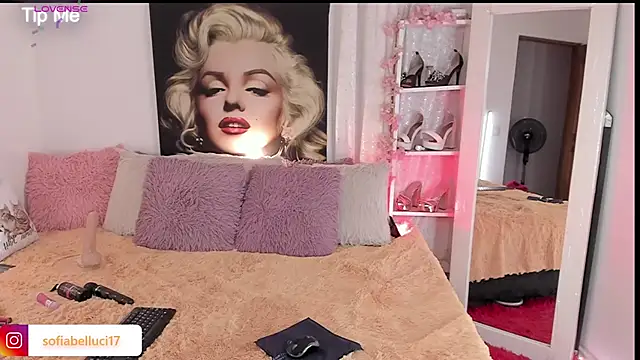 Snapshot of sofiiBell chatting on October 18, 1:30 am sofiiBell online show from October 18, 1:30 am