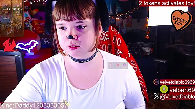 Snapshot of VelvetDiablo chatting on October 1, 11:42 pm VelvetDiablo online show from October 1, 11:42 pm