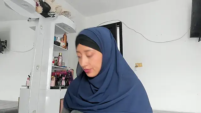 Snapshot of adila_anich chatting on September 18, 5:33 pm adila anich online show from September 18, 5:33 pm