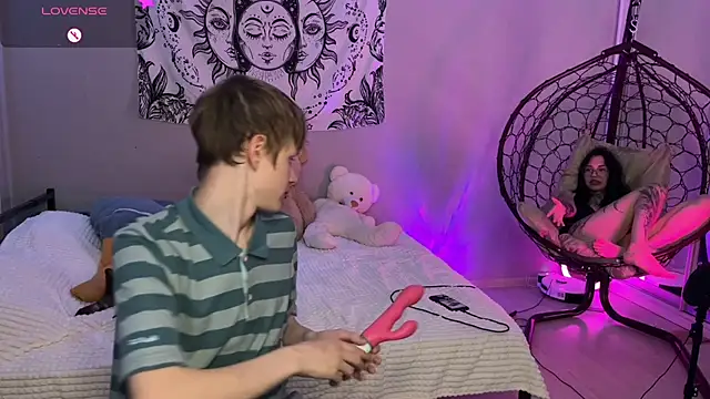 Laura Key online show from July 17, 5:27 pm
