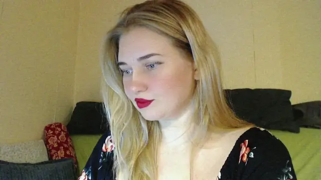 mmmPinUpGirl online show from October 31, 6:45 pm