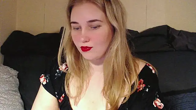 Snapshot of mmmPinUpGirl chatting on September 23, 8:18 pm mmmPinUpGirl online show from September 23, 8:18 pm