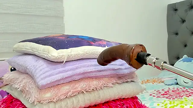 Elizabeth 18  online show from April 13, 8:04 am