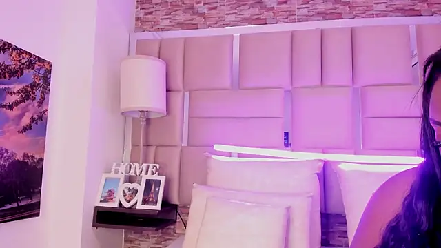 ShaniaBrownn online show from December 17, 8:24 pm