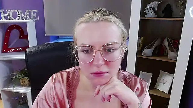 Zoey Erotic online show from February 3, 6:40 am