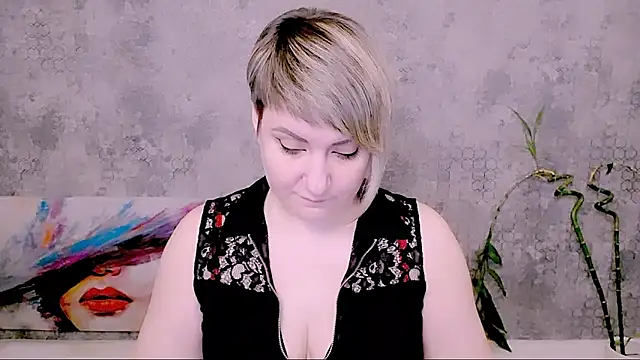 Djullia online show from February 8, 7:45 am