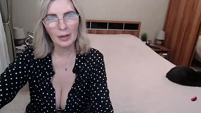 sensualEmilia online show from November 8, 2:55 pm