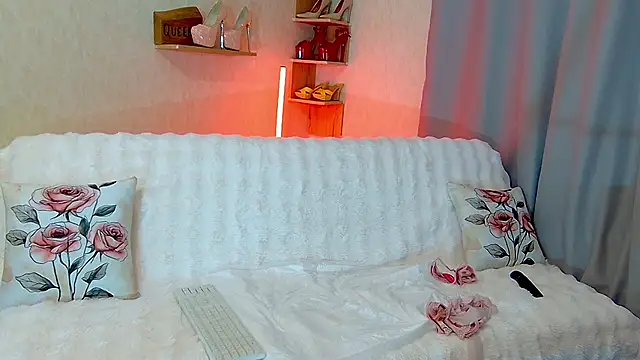 KimPolloc online show from May 31, 7:26 pm