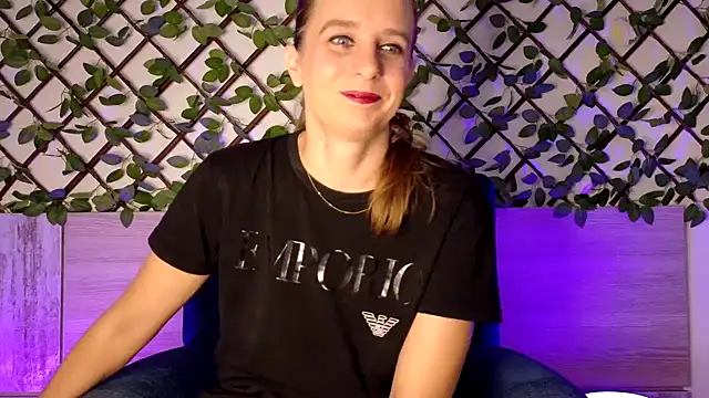 Snapshot of Chantalee chatting on September 22, 5:50 am Chantalee online show from September 22, 5:50 am