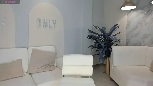 NiaHolland online show from February 15, 11:04 pm