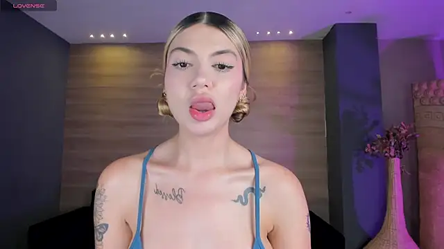 NiaHolland online show from April 21, 6:15 pm