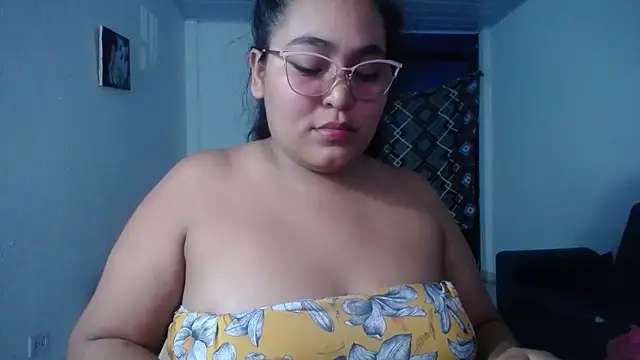 Snapshot of sirena_15 chatting on October 3, 5:45 am sirena 15 online show from October 3, 5:45 am