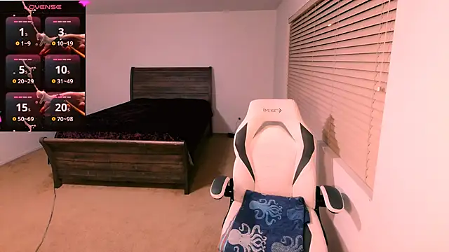 britteebee online show from March 29, 12:15 pm