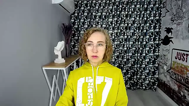 queen a n i online show from August 6, 10:33 am