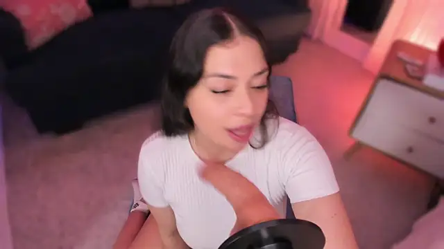 Snapshot of Nicolle_W chatting on October 11, 1:47 pm Nicolle W online show from October 11, 1:47 pm