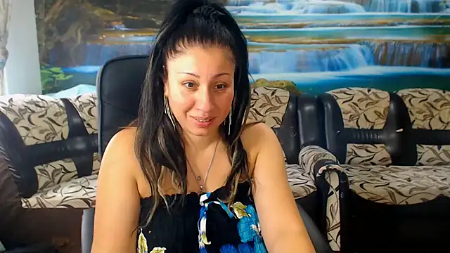 MoistMady online show from November 9, 9:27 am