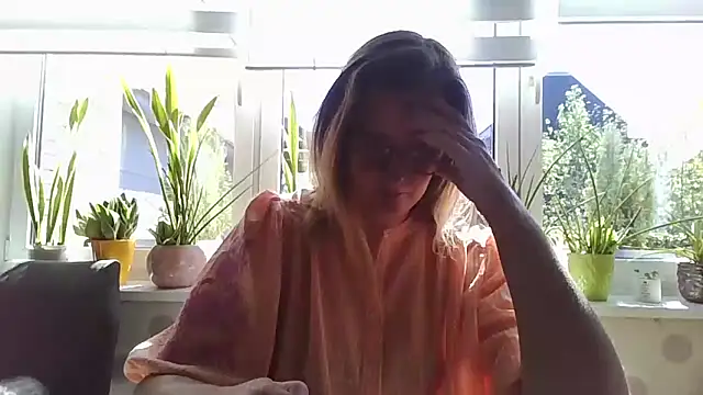 LiquidLeonie online show from April 22, 9:39 am