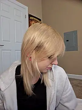 AmethystFoxx online show from April 13, 6:41 pm