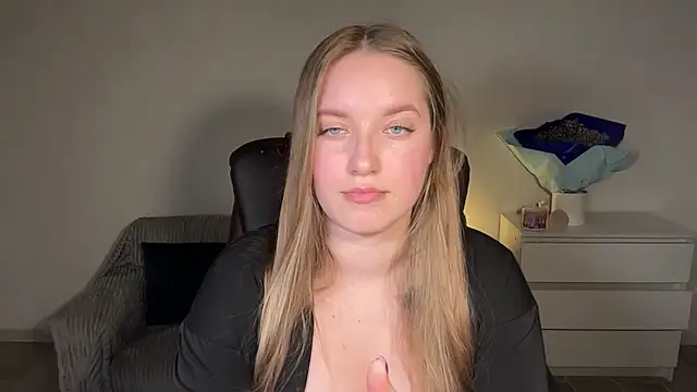 EvaMaddison online show from April 18, 7:29 pm