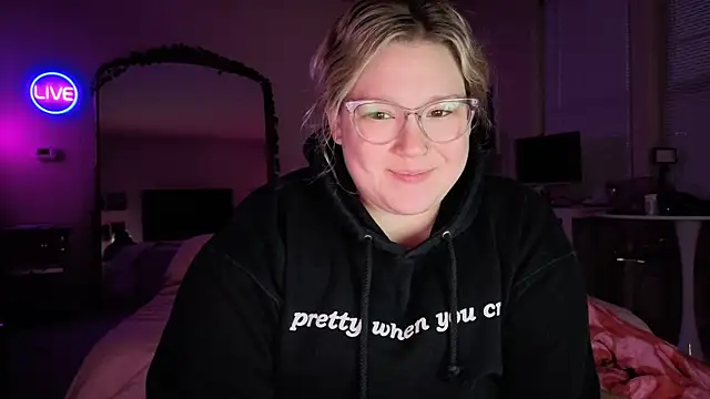 PiggyRose online show from March 28, 11:58 pm