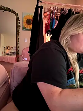 PiggyRose online show from October 6, 10:25 pm