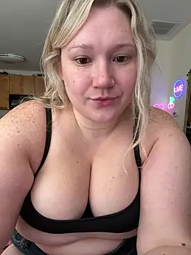 PiggyRose online show from July 17, 8:45 pm