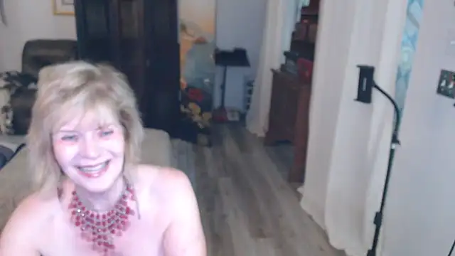 SindeeDix online show from April 29, 12:41 pm